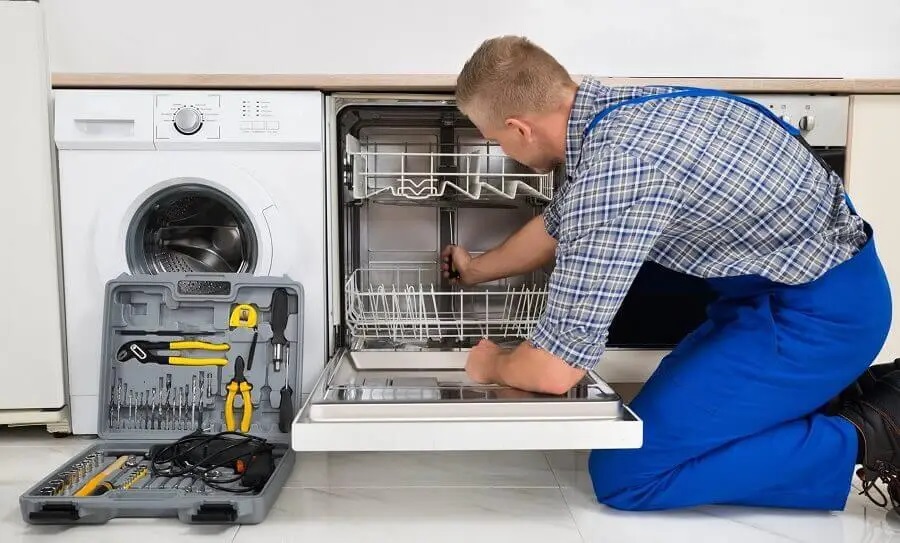 Kartepe Hotpoint servisi teknisyen ekibi beyaz eşya tamiri yaparken